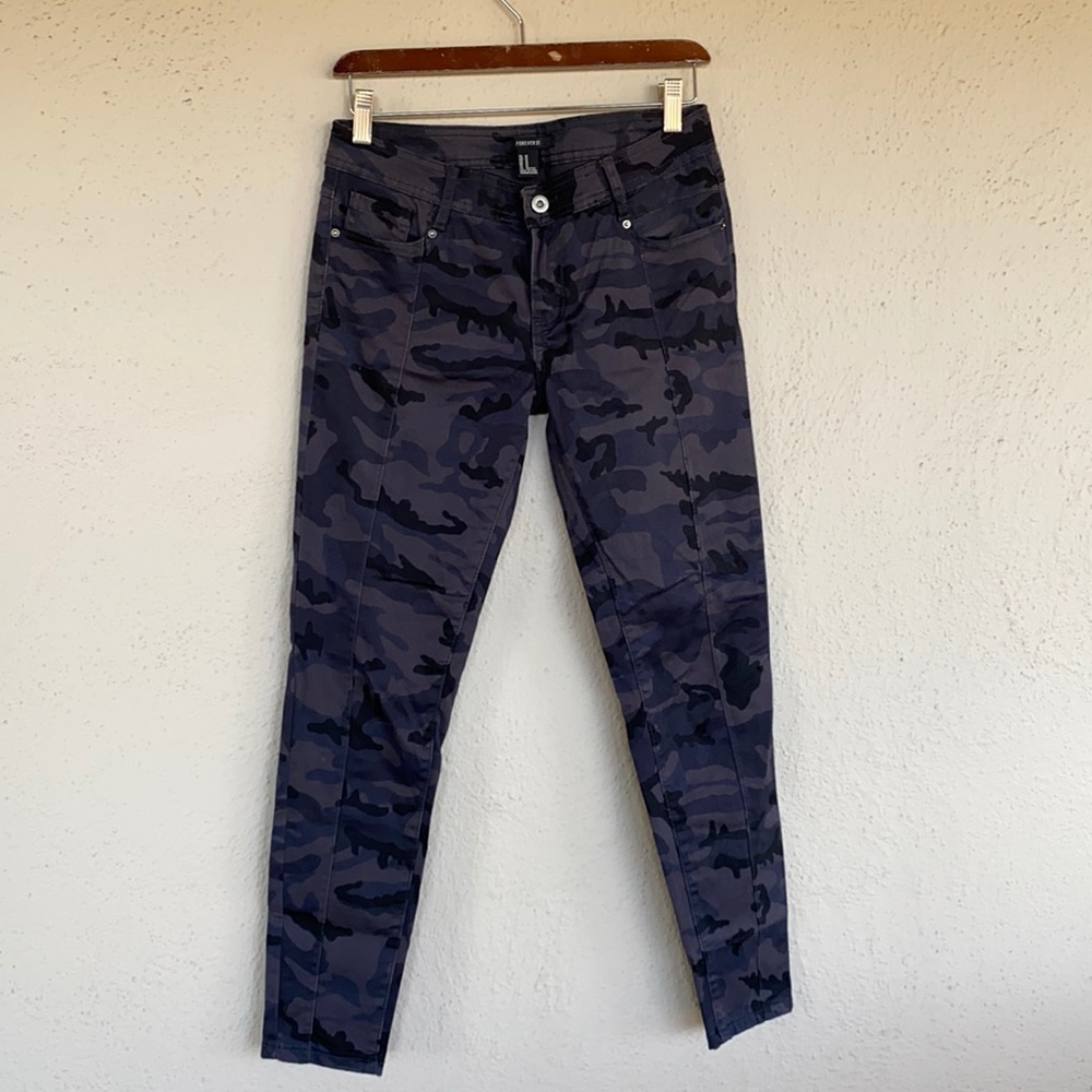 Skinny Cropped Camouflage pant size M